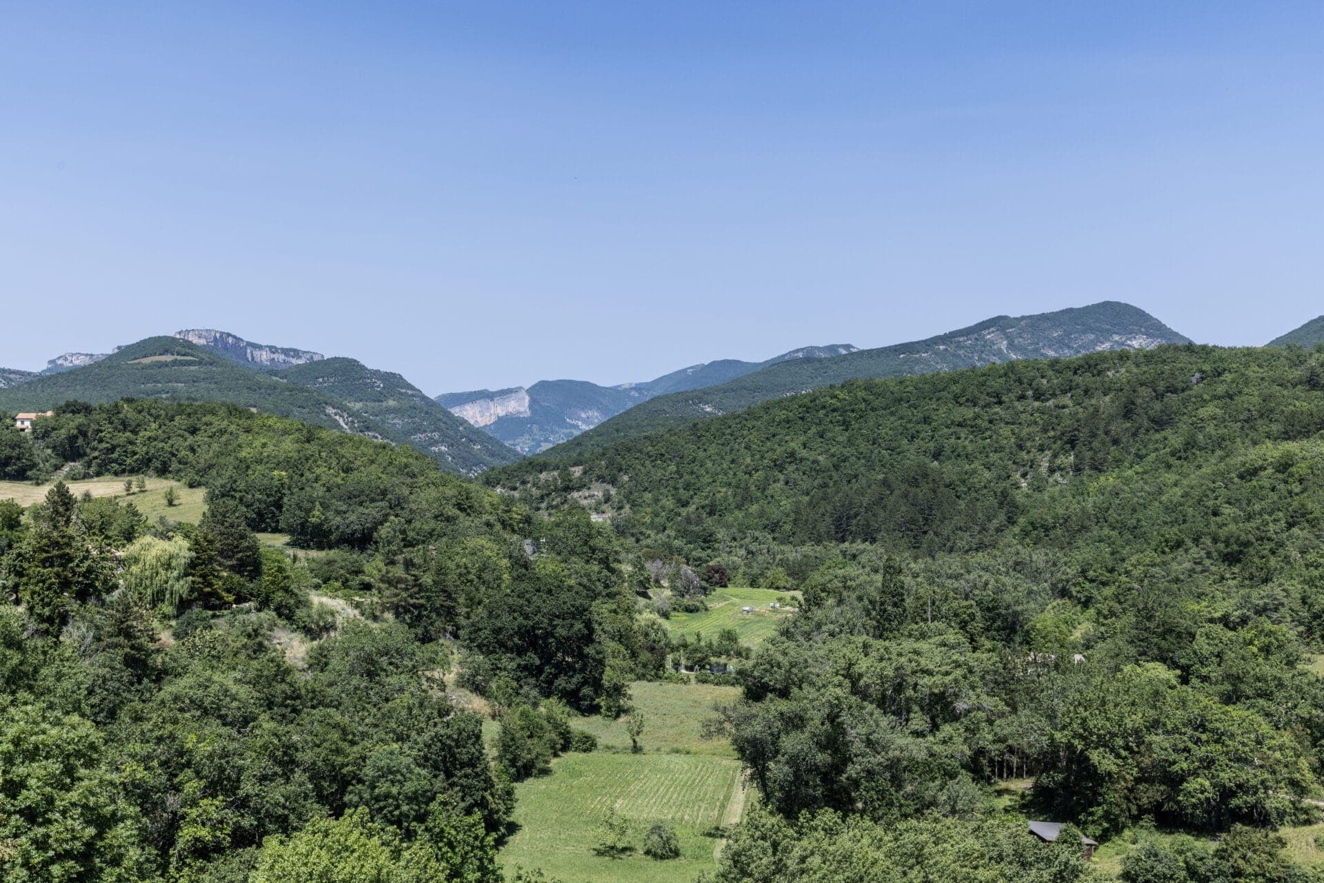 Les collines boisées du Vercors autour de Beaufort-sur-Gervanne (© Marianne Louge)