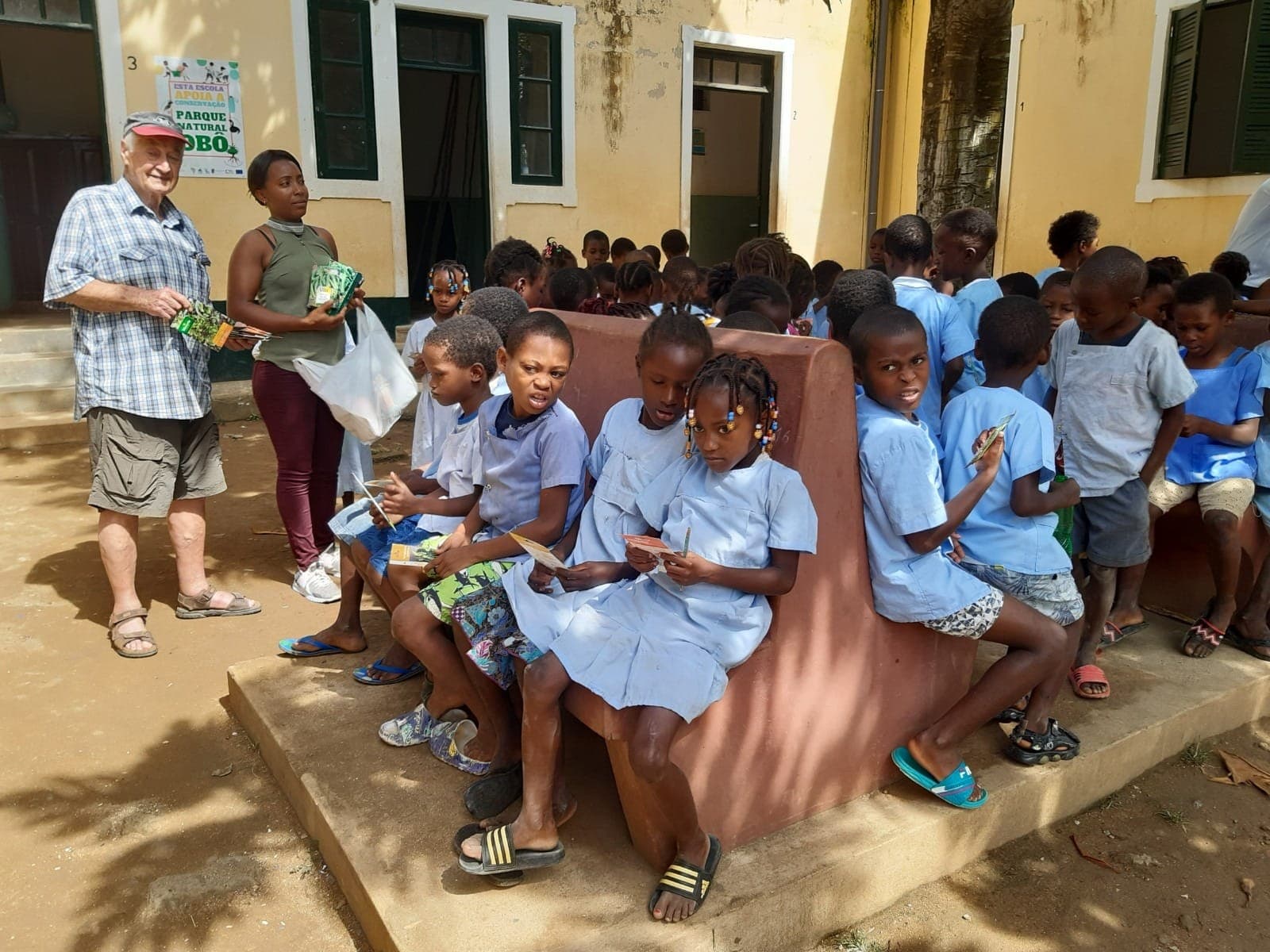 Des écoliers de São Tomé rassemblés devant leur école